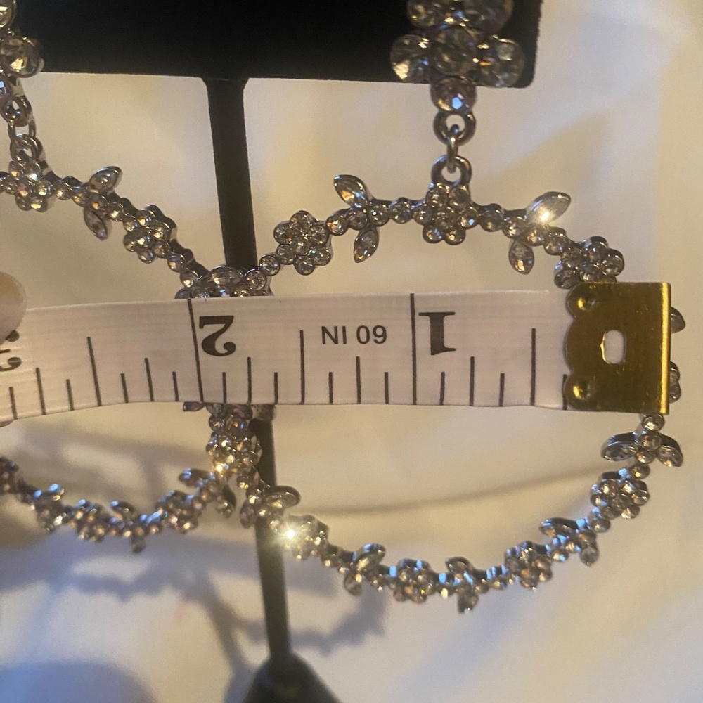 Silver flower hoop earrings - Picture 5 of 8